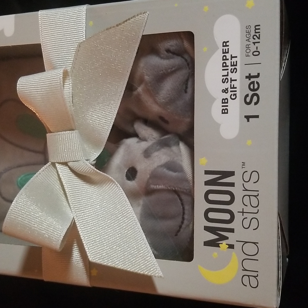 Moon & stars  Bib & slipper  gift set gray for ages 0-12 m BUNDLE!!🍼